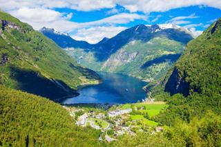 Berglandschaft mit Fjord und Vegetation in Norwegen | MSC Cruises