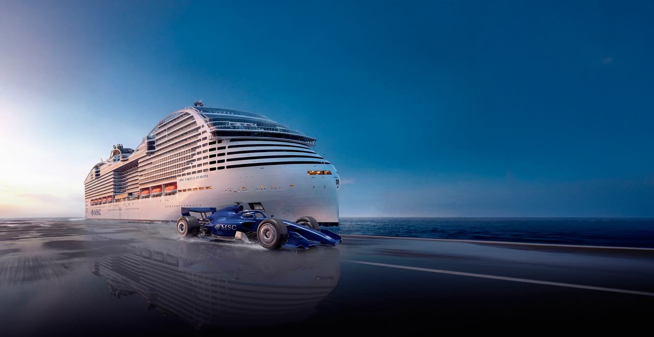 Schiff MSC World Europa fährt auf dem Meer unter klarem Himmel | MSC Cruises