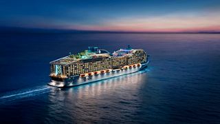 MSC World Asia navega por el mar al atardecer con cubiertas iluminadas | MSC Cruises