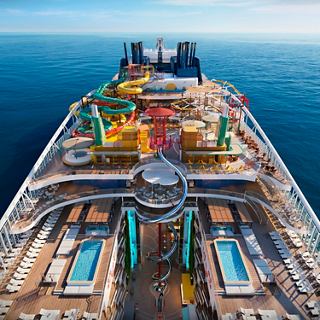Das Unterhaltungsdeck eines MSC Schiffs mit farbigen Bereichen auf dem Meer | MSC Cruises