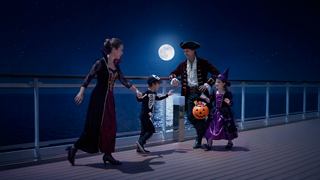 Familia celebra Halloween en la cubierta por la noche iluminada por la luna | MSC Cruises