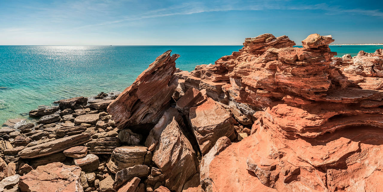 Turquoise sea and red cliffs at Gantheaume Point in Broome, Australia | MSC Cruises