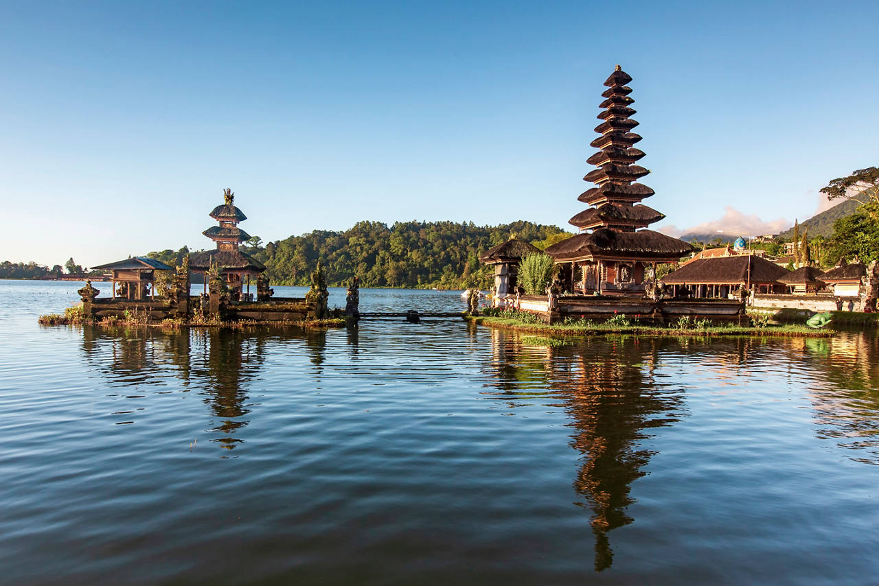 El templo Pura Ulun Danu Bratan se alza junto al lago tranquilo en Benoa, Indonesia | MSC Cruises