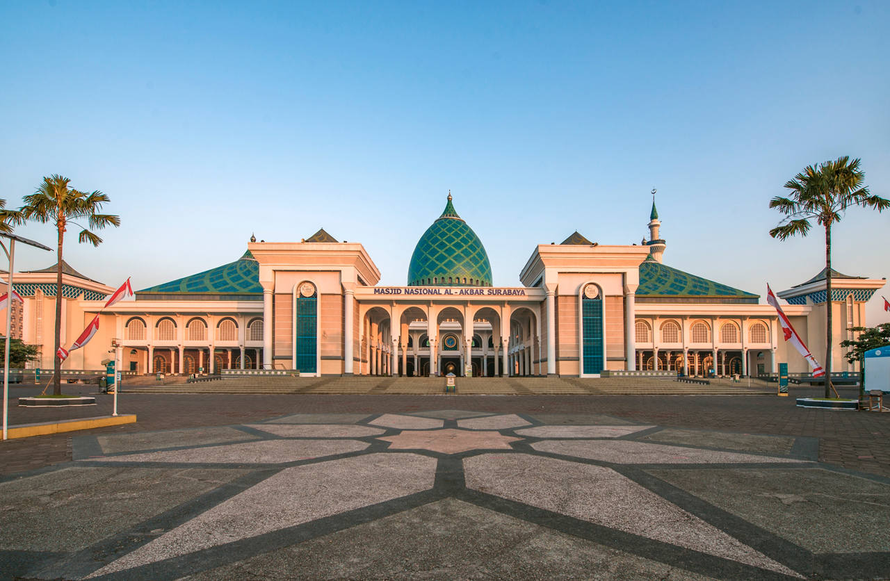 Grand mosque with a green dome and palm trees in Surabaya, Indonesia | MSC Cruises