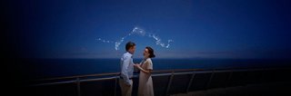 Ein Paar lächelt auf dem Deck der MSC Magnifica mit Meer und Himmel im Hintergrund | MSC Cruises