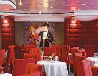 Une atmosphère de restauration chaleureuse avec des invités élégamment habillés profitant de leur temps dans un restaurant vibrant | MSC Croisières