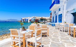 Vista di edifici imbiancati sulla costa di Mykonos | MSC Crociere