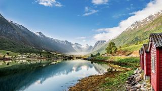 Malerischer Fjord mit Bergen und Kreuzfahrtschiff in Norwegen | MSC Cruises