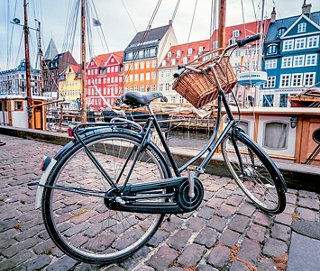 Fahrrad in Nyhavn mit bunten Häusern und Booten im Hintergrund | MSC Cruises