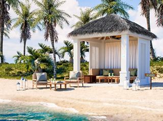 Eine friedliche Strandhütte umgeben von Palmen lädt zur Entspannung und Ruhe am Ozean ein | MSC Cruises