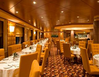 Restaurante elegante con decoración en madera cálida y una atmósfera acogedora | MSC Cruceros