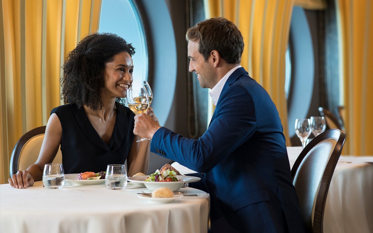 Ein Paar genießt einen intimen Moment an einem wunderschön gedeckten Tisch auf einem luxuriösen Kreuzfahrtschiff | MSC Cruises