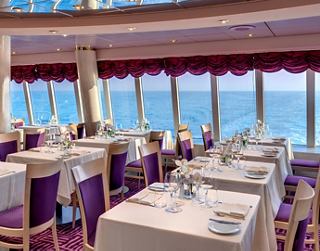 Ein helles und einladendes Restaurant mit Meerblick, bereit, ein unvergessliches kulinarisches Erlebnis zu bieten | MSC Cruises
