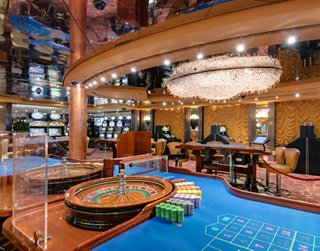 Casino-Bar mit einer gemütlichen Atmosphäre und Spieltischen für Unterhaltung | MSC Cruises