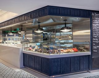 Restaurante de mariscos contemporáneo con un gran escaparate de vidrio que ofrece una variedad de mariscos | MSC Cruceros