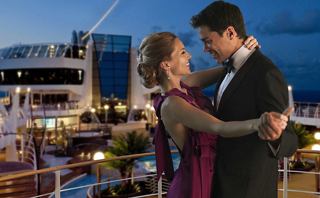 Hochzeitspaar teilt einen Moment während des Fotoshootings | MSC Cruises