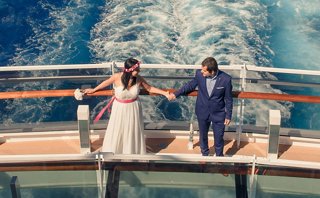 Hochzeitspaar geht gemeinsam am Schiffsreling entlang | MSC Cruises