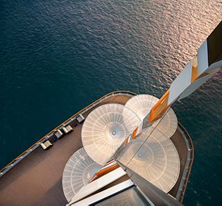 Vista aérea de un barco con tres chimeneas poderosas, listo para una emocionante aventura. | MSC Cruceros