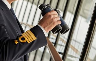 Kapitän mit Kamera, bereit, unvergessliche Momente an Bord festzuhalten | MSC Cruises