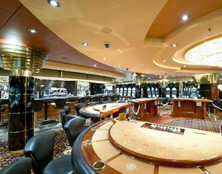 Moderno bar de casino en el MSC Musica, un lugar ideal para el entretenimiento y las reuniones | MSC Cruceros