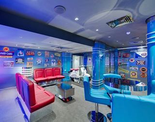Moderner Teenager-Club mit bequemen Sitzgelegenheiten und lebendigen Farben für Spaß und Geselligkeit | MSC Cruises