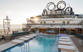 Gäste können sich am einladenden Poolbereich entspannen, umgeben von Liegen und atemberaubenden Ausblicken | MSC Cruises