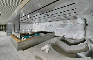 Ein ruhiger Wellnessbereich mit modernem Spa und verschiedenen Entspannungszonen | MSC Cruises