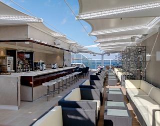 Moderner Bar mit Meerblick und bequemen Sitzplätzen | MSC Cruises