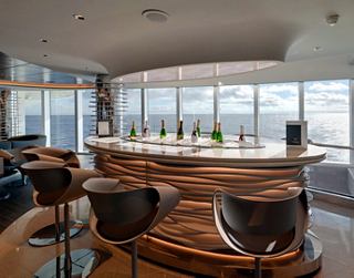 Moderner Bar mit bequemen Sitzgelegenheiten und Fenstern mit Panoramablick | MSC Cruises