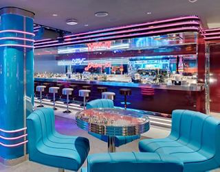 Moderne Barbereich mit bequemen Sofas und bunten Lichtern | MSC Cruises
