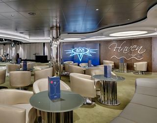 Eine moderne, gemütliche Bar mit bequemen Sitzgelegenheiten, ideal zum Geselligkeit | MSC Cruises