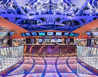 Moderner Bar mit hellen Lichtern und gemütlicher Atmosphäre, ideal für gesellige Treffen | MSC Cruises
