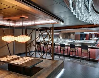 Ein stilvolles Restaurantinterieur mit warmem Licht und einer Mischung aus Sitzmöglichkeiten für ein einladendes Dinnerlebnis | MSC Cruises