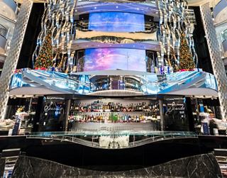 Ein moderner und stilvoller Raum mit einer Bar und einer Bühne für Unterhaltung | MSC Cruises