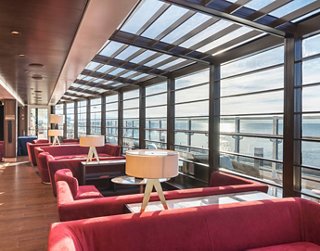 Ein moderner und gemütlicher Loungebereich mit Meerblick und bequemen Sitzgelegenheiten | MSC Cruises