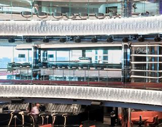 Eine gemütliche Bar mit modernem Ambiente, die eine Vielzahl von Getränken und Snacks anbietet | MSC Cruises