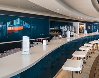 Moderne Barbereich mit bequemen Sitzplätzen und stilvollem Interieur | MSC Cruises