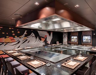 Ein modernes Restaurant mit einzigartigem Design, das japanische Küche serviert | MSC Cruises