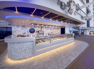 Bar gelato moderno con bancone in marmo bianco e illuminazione blu | MSC Crociere