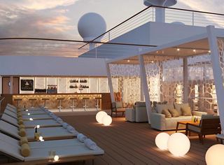 Zona de bar moderna en la cubierta con asientos cómodos y hermosas vistas | MSC Cruceros
