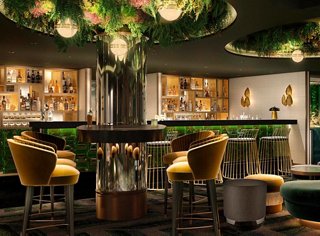 Bar de cócteles con un ambiente acogedor y asientos elegantes, perfecto para reuniones sociales | MSC Cruceros