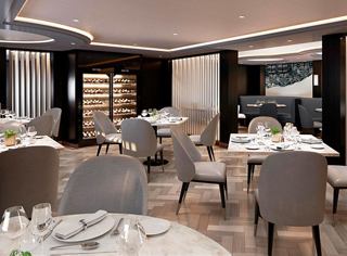 Elegante área de comedor con mesas bien dispuestas y una decoración sofisticada que invita a los huéspedes a disfrutar de una cocina exquisita | MSC Cruceros