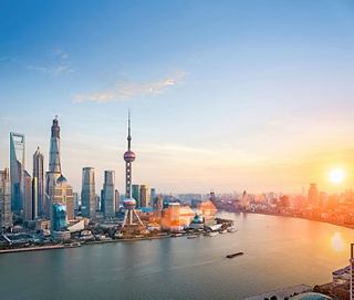 Une vue époustouflante de la skyline de Shanghai au coucher du soleil, mettant en avant son architecture emblématique | MSC Cruises