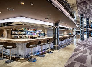 Un bar moderno con una atmósfera acogedora, perfecto para socializar y relajarse | MSC Cruceros