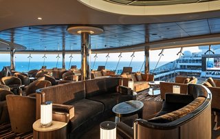 Moderne und stilvolle Innenausstattung der Sky Lounge mit Panoramablick auf das Meer | MSC Cruises
