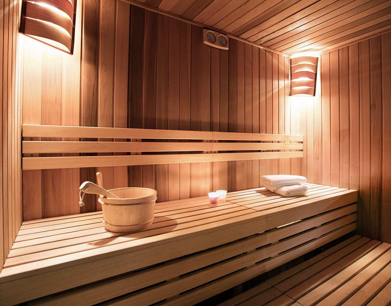 Un'area sauna serena con interni in legno caldo che invita al relax e al benessere | MSC Crociere