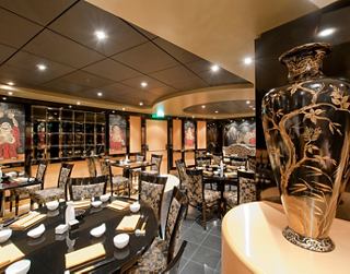 Un restaurant au cadre chaleureux proposant une cuisine asiatique raffinée et un décor élégant | MSC Croisières