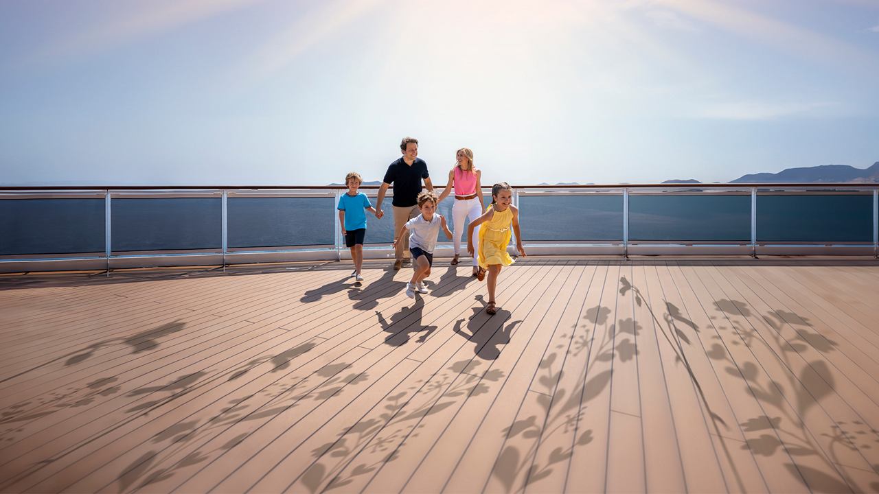 Eine Familie genießt einen sonnigen Tag am Strand und spielt im Sand | MSC Cruises
