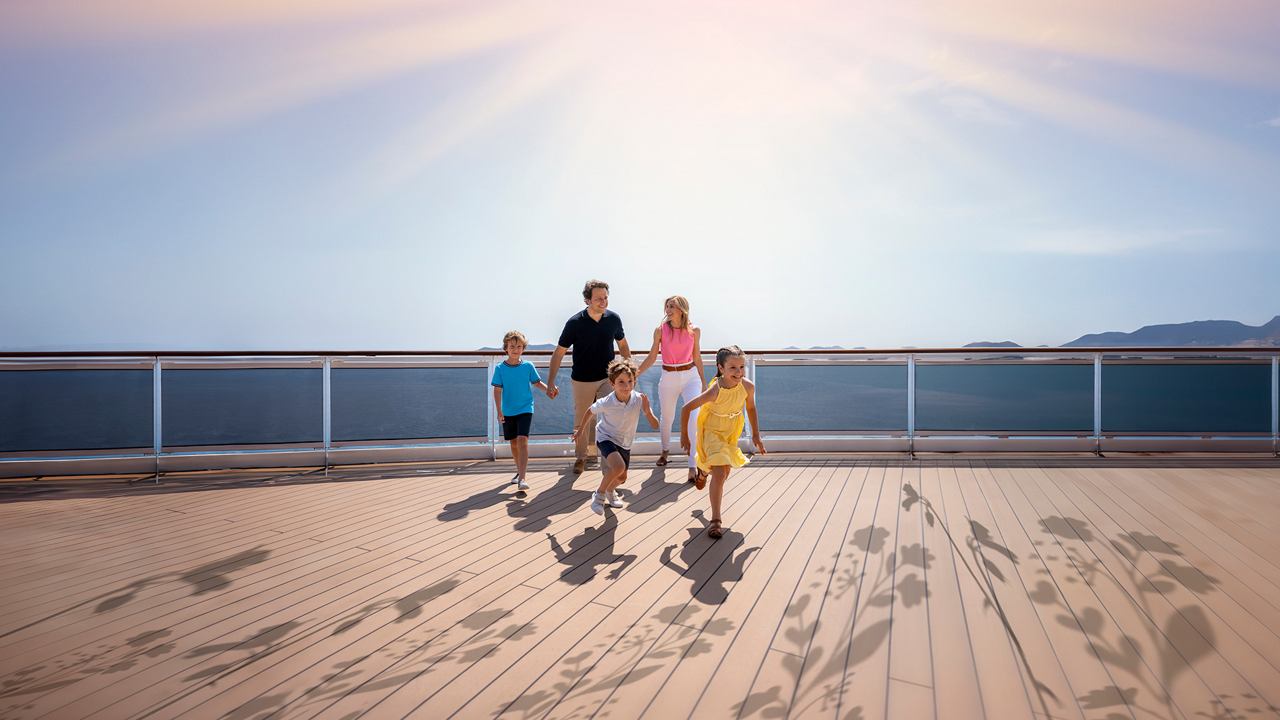 Une famille profite du soleil sur la plage, passant une journée merveilleuse | MSC Croisières