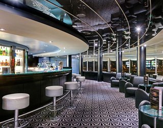 Die moderne Bar bietet eine gemütliche Atmosphäre für Unterhaltung und Entspannung | MSC Cruises